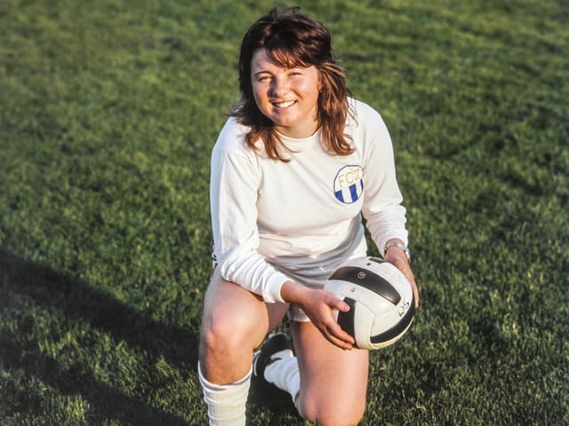 Marie-Theres «Maite» Nadig kniet mit einem Ball in den Händen auf dem Rasen. Marie-Theres «Maite» Nadig kniet mit einem Ball in den Händen auf dem Rasen.