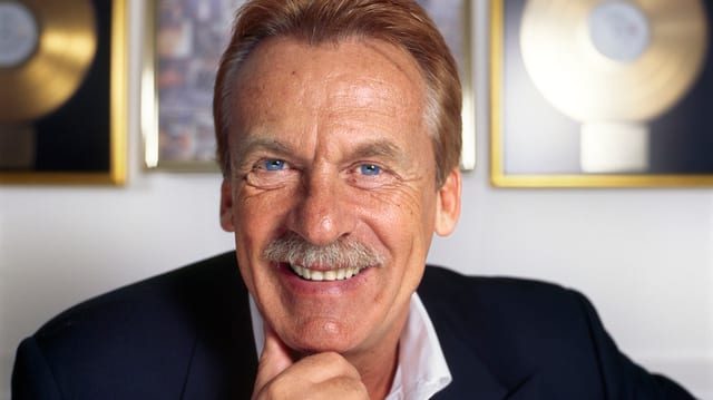 Pepe Lienhard (um cun chavels blonds, egls blaus ed in schnutz) tegn maun vid il baditschun, surri. Davosvart ins vesa duas plattas ed ina cd dad aur enramadas vid la paraid. Pepe Lienhard (um cun chavels blonds, egls blaus ed in schnutz) tegn maun vid il baditschun, surri. Davosvart ins vesa duas plattas ed ina cd dad aur enramadas vid la paraid.