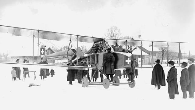 Altes Flugzeug auf Schnee. Altes Flugzeug auf Schnee.