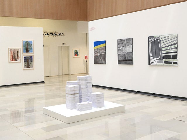 Wände mit Bildern in der Ausstellung, in der Raummitte eine weisse Skulptur. Wände mit Bildern in der Ausstellung, in der Raummitte eine weisse Skulptur.