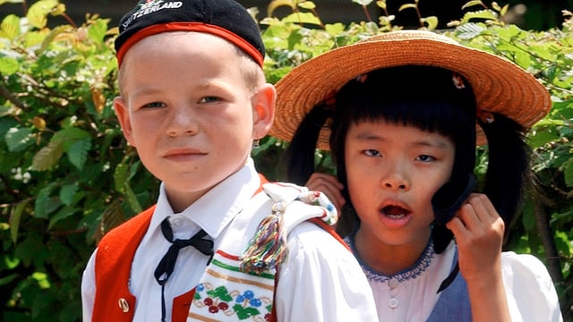 Ein Schweizer Bub und ein asiatisches Mädchen. Ein Schweizer Bub und ein asiatisches Mädchen.
