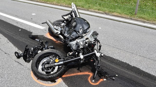 La moto è vegnida donnegiada dal tuttafatg. La moto è vegnida donnegiada dal tuttafatg.