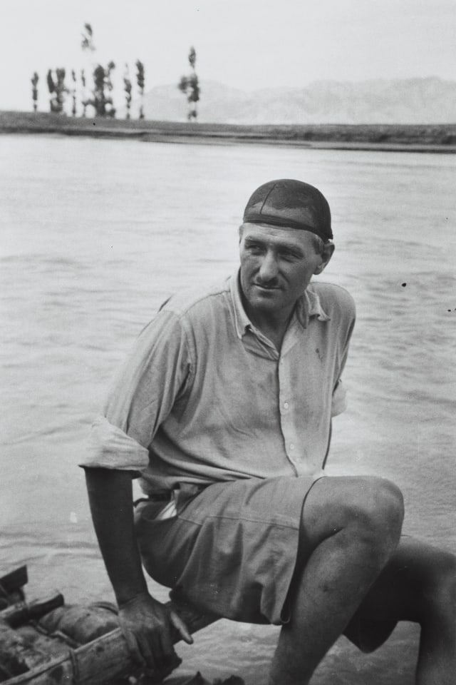 Walter Bosshard sitzt vor einem Fluss Walter Bosshard sitzt vor einem Fluss