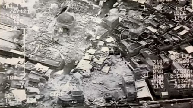 Schwarz-weiss-Foto einer zerbombten Stadt. Schwarz-weiss-Foto einer zerbombten Stadt.