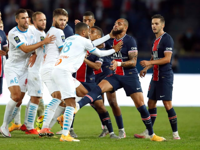 Die Spieler von Paris Saint-Germain und Marseille gehen aufeinander los. Die Spieler von Paris Saint-Germain und Marseille gehen aufeinander los.