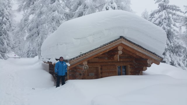 Ein Haus versinkt im Schnee. Ein Haus versinkt im Schnee.