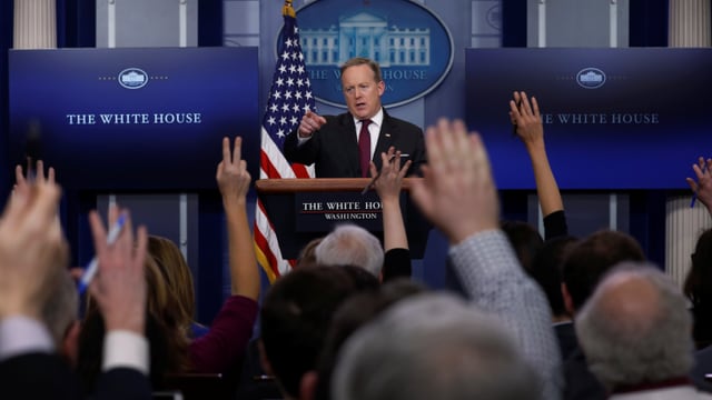 Spicer vor Journalisten Spicer vor Journalisten