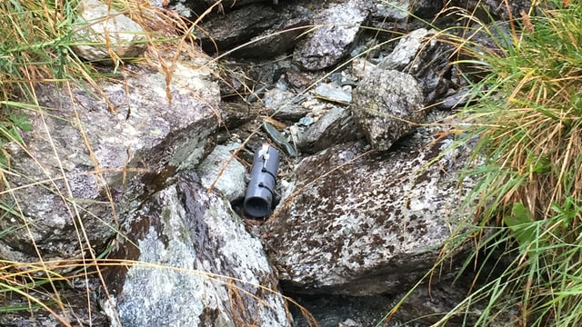 Ein Plastikrohr in einem Bachbett. Ein Plastikrohr in einem Bachbett.