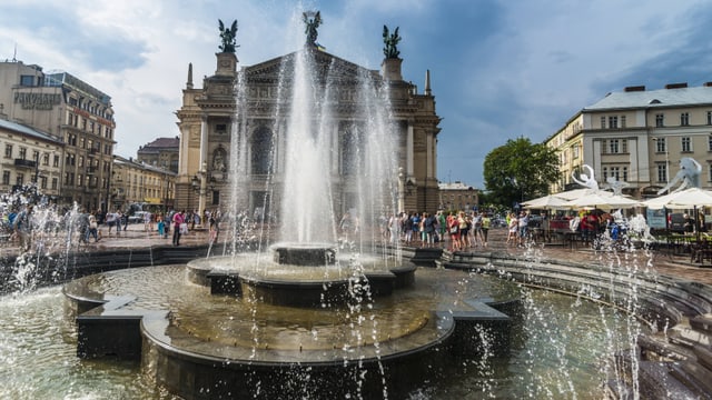 Opern- und Balletttheater mit einem Springbrunnen im Vordergrund Opern- und Balletttheater mit einem Springbrunnen im Vordergrund