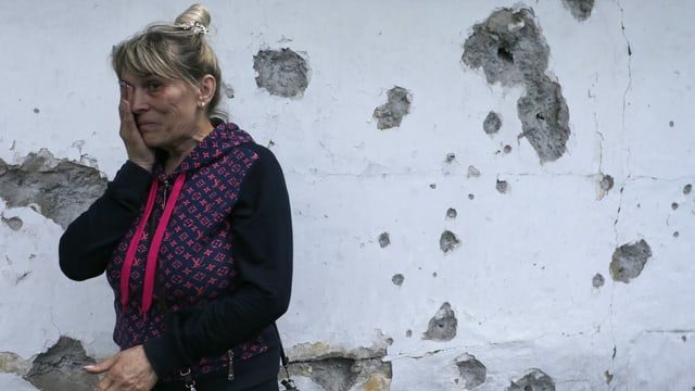 Einschlusslöcher in einer Wand in einem Dorf bei Donetsk, 20. Mai 2020 Einschlusslöcher in einer Wand in einem Dorf bei Donetsk, 20. Mai 2020
