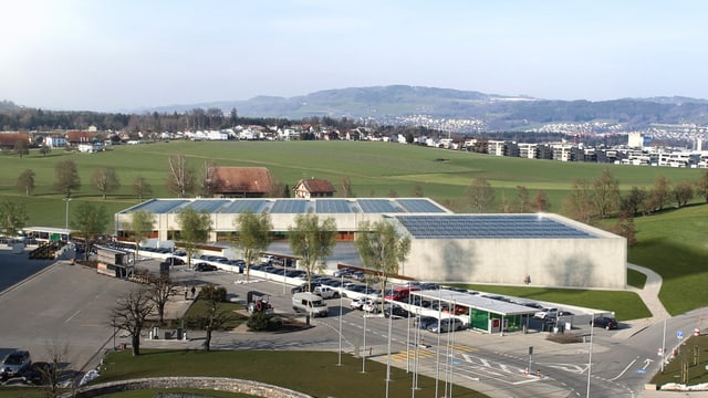 Ein helles Haus mit Flachdach und Photovoltaikanlage. Ein helles Haus mit Flachdach und Photovoltaikanlage.