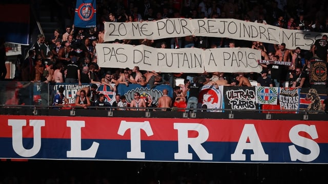 PSG-Fans mit einem unmissverständlichen Spruchband. PSG-Fans mit einem unmissverständlichen Spruchband.