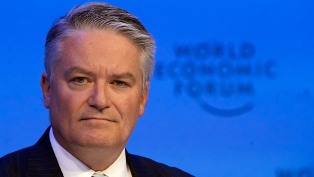 Mann vor WEF-Logo. Mann vor WEF-Logo.