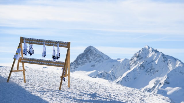 Sechs Startnummern hängen an einer Holzvorrichtung im Skigebiet. Sechs Startnummern hängen an einer Holzvorrichtung im Skigebiet.