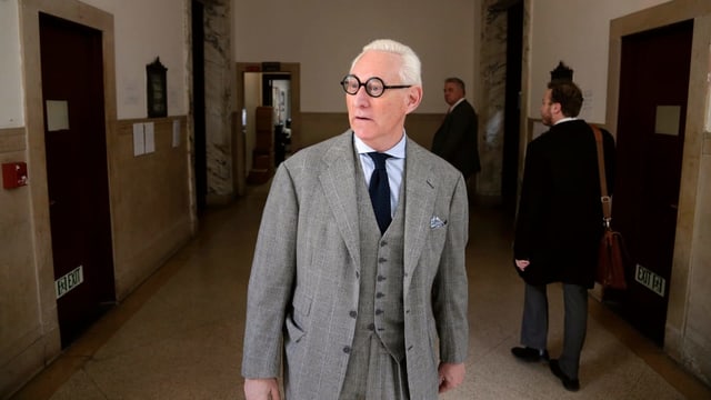 Roger Stone in auffallendem Anzug Roger Stone in auffallendem Anzug