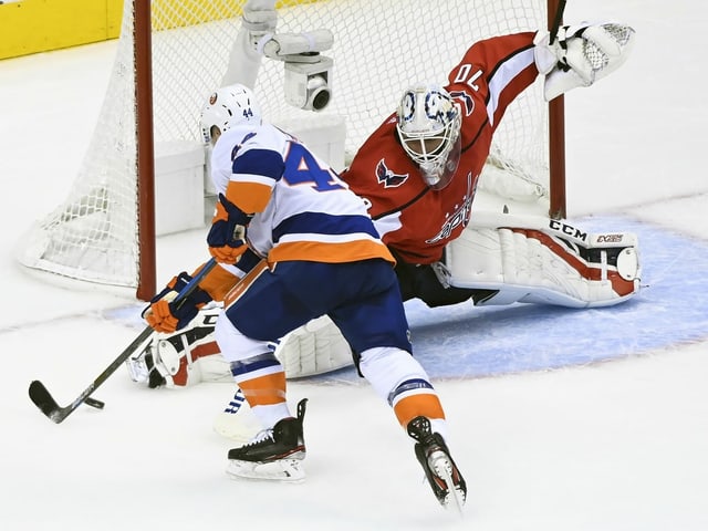 Washington-Goalie Braden Holtby im Duell mit Jean-Gabriel Pageau. Washington-Goalie Braden Holtby im Duell mit Jean-Gabriel Pageau.