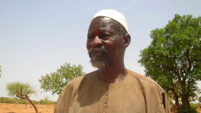Yacouba Sawadogo aus dem Dorf Gourga in Burkina Faso gilt als «Mann, der die Wüste gestoppt hat». Seine Techniken zur Landregeneration halfen vielen Bauern weiter. Yacouba Sawadogo aus dem Dorf Gourga in Burkina Faso gilt als «Mann, der die Wüste gestoppt hat». Seine Techniken zur Landregeneration halfen vielen Bauern weiter.