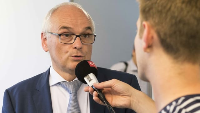 Pierre Alain Schnegg vor Mikrofon Pierre Alain Schnegg vor Mikrofon