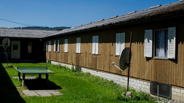 Kleine Gebäude aus braunem Holz mit weissen Läden Kleine Gebäude aus braunem Holz mit weissen Läden