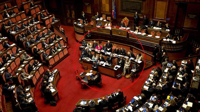 Das italienische Parlament. Rot umkreist die Mitglieder der Regierung.