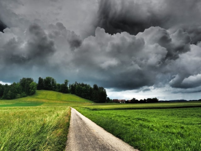 Die schönen Momente im Juni, Dramtische Wolkenstimmung über einem Weiler bei Bubikon ZH. Kurze Zeit später donnerte es, aber das Gewitter entlud sich zu meinem Glück woanders.