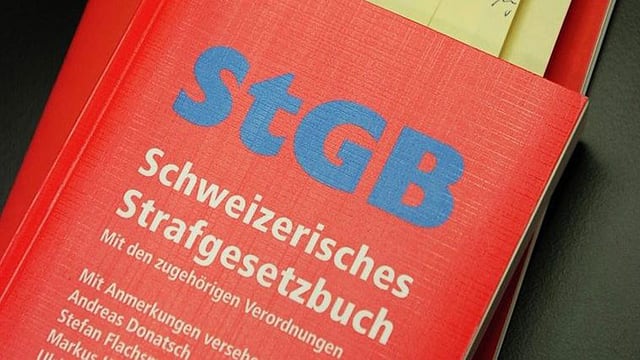 Bei Polizeibefragungen gilt das Anrecht auf einen Anwalt. Im Kanton Solothurn streitet man über den Pikettdienst dafür. Bei Polizeibefragungen gilt das Anrecht auf einen Anwalt. Im Kanton Solothurn streitet man über den Pikettdienst dafür.