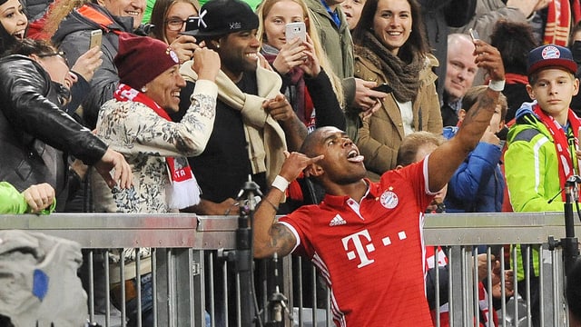 Douglas Costa macht nach seinem Tor gegen Gladbach ein Selfie Douglas Costa macht nach seinem Tor gegen Gladbach ein Selfie