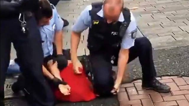 Deutsche Brünette Wird Vom Polizisten Missbraucht Deutsche Brünette Wird Vom Polizisten Missbraucht