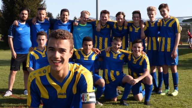 Wir haben «Zambo»-Hörer Yann (vorne im Bild) begleitet. Er spielt Fussball bei den B-Junioren im Team Regio Affoltern am Albis. Wir haben «Zambo»-Hörer Yann (vorne im Bild) begleitet. Er spielt Fussball bei den B-Junioren im Team Regio Affoltern am Albis.
