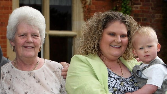 Lesley Brown, Louise Joy Brown und ihr Sohn Cameron. Lesley Brown, Louise Joy Brown und ihr Sohn Cameron.