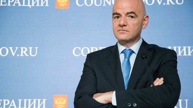Gianni Infantino mit versteinerter Mine und verschränkten Armen. Gianni Infantino mit versteinerter Mine und verschränkten Armen.