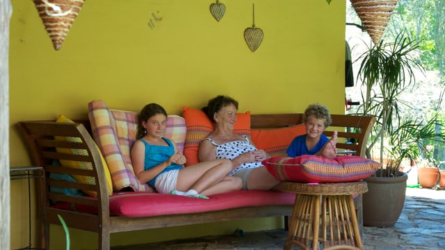 Antonia Rutishauser mit ihren Enkelkindern in Australien. Antonia Rutishauser mit ihren Enkelkindern in Australien.