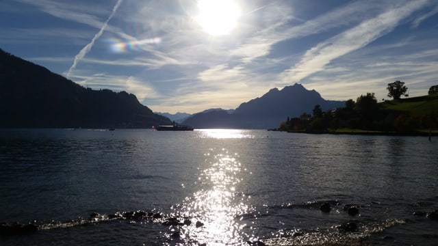 Blick über den Vierwaldstättersee zum Pilatus. Am Himmel sind erste Schleierwolken und Kondensstreifen zu erkennen. Blick über den Vierwaldstättersee zum Pilatus. Am Himmel sind erste Schleierwolken und Kondensstreifen zu erkennen.