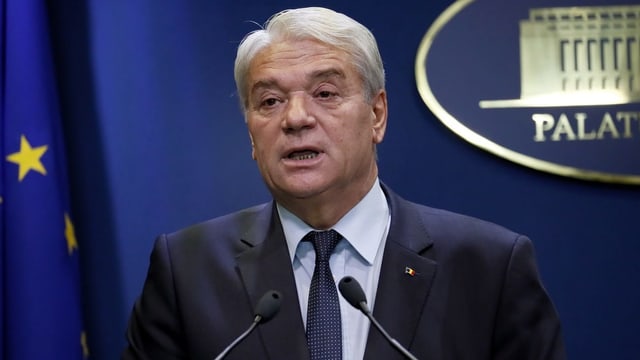 Mann vor Mikrofon. Mann vor Mikrofon.