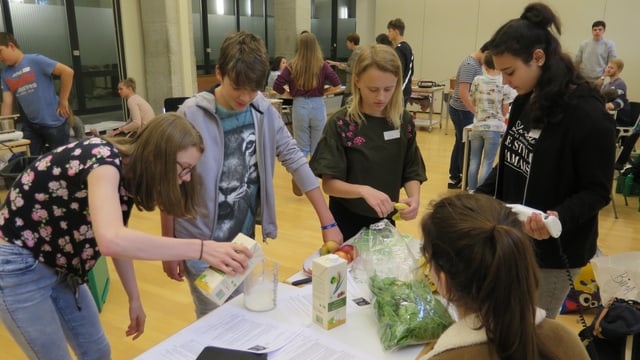 Schüler bereiten einen Smoothie zu. Schüler bereiten einen Smoothie zu.