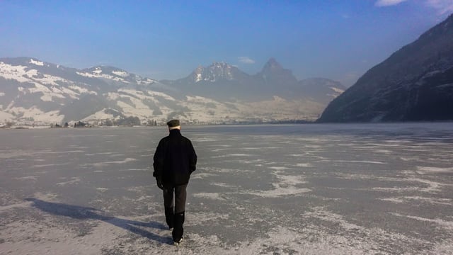 Ein Mann geht über den gefrorenen Lauerzersee. Ein Mann geht über den gefrorenen Lauerzersee.