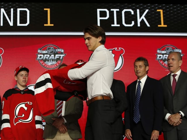 Nico Hischier streift sich erstmals das Devils-Shirt über. Nico Hischier streift sich erstmals das Devils-Shirt über.