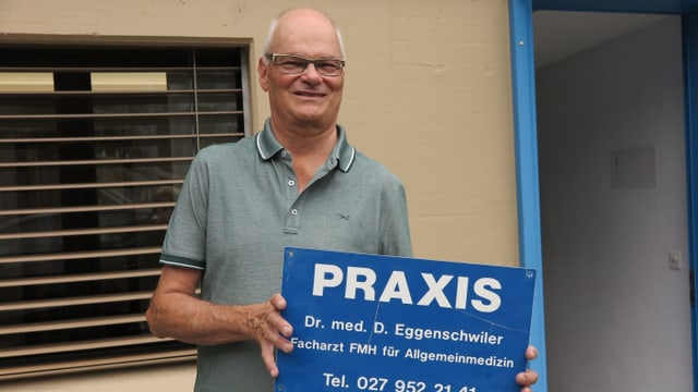 Hausarzt Daniel Eggenschwiler zeigt das Schild von seiner Praxis. Hausarzt Daniel Eggenschwiler zeigt das Schild von seiner Praxis.