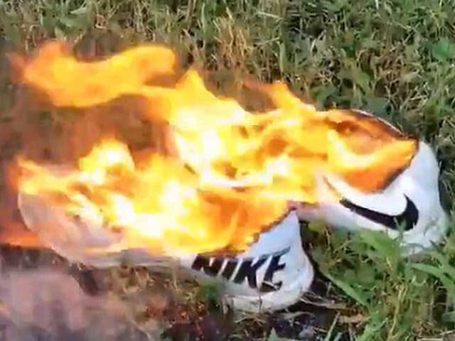 Brennende Nike-Schuhe. Brennende Nike-Schuhe.