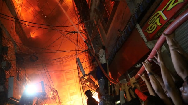 Dutzende Opfer bei Feuer in Dhaka (Artikel enthält Video)