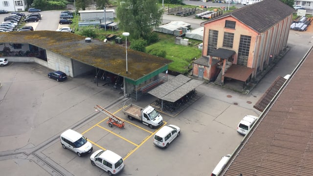 Autoparkplätze und Abstellhallen auf dem ewl-Areal. Autoparkplätze und Abstellhallen auf dem ewl-Areal.