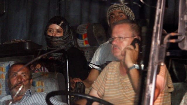 Verhüllte Frau sitzt in Bus. Verhüllte Frau sitzt in Bus.
