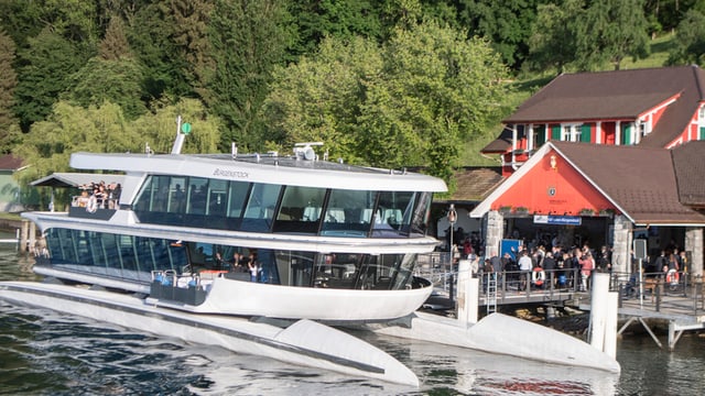 Die "Bürgenstock" an der Anlegestelle Kehrsiten. Die "Bürgenstock" an der Anlegestelle Kehrsiten.