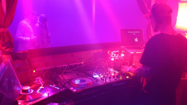 Ein DJ legt auf in der «Kiste» Ein DJ legt auf in der «Kiste»