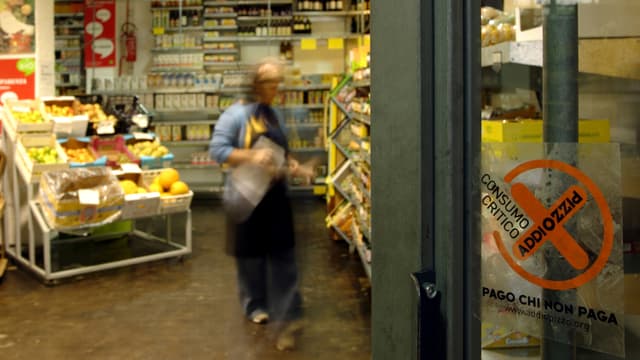 Kleber Addiopizzo am Ladeneingang. Kleber Addiopizzo am Ladeneingang.