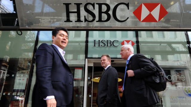 Personen gehen an einem HSBC-Eingang vorbei. Personen gehen an einem HSBC-Eingang vorbei.