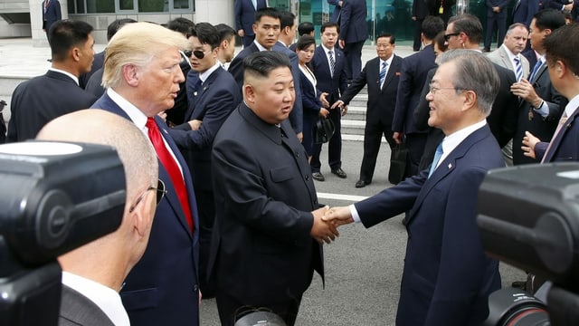 Trump, Kim und Moon bei einem Treffen. Trump, Kim und Moon bei einem Treffen.