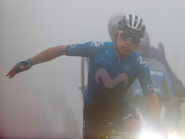 Miguel Angel Lopez kämpft sich durch den Nebel. Miguel Angel Lopez kämpft sich durch den Nebel.