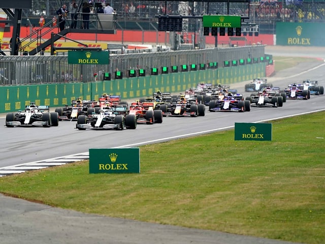 Formel-1-Boliden am Start in Silverstone. Formel-1-Boliden am Start in Silverstone.