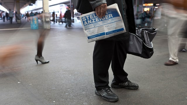 Mann mit Stellenanzeiger. Mann mit Stellenanzeiger.